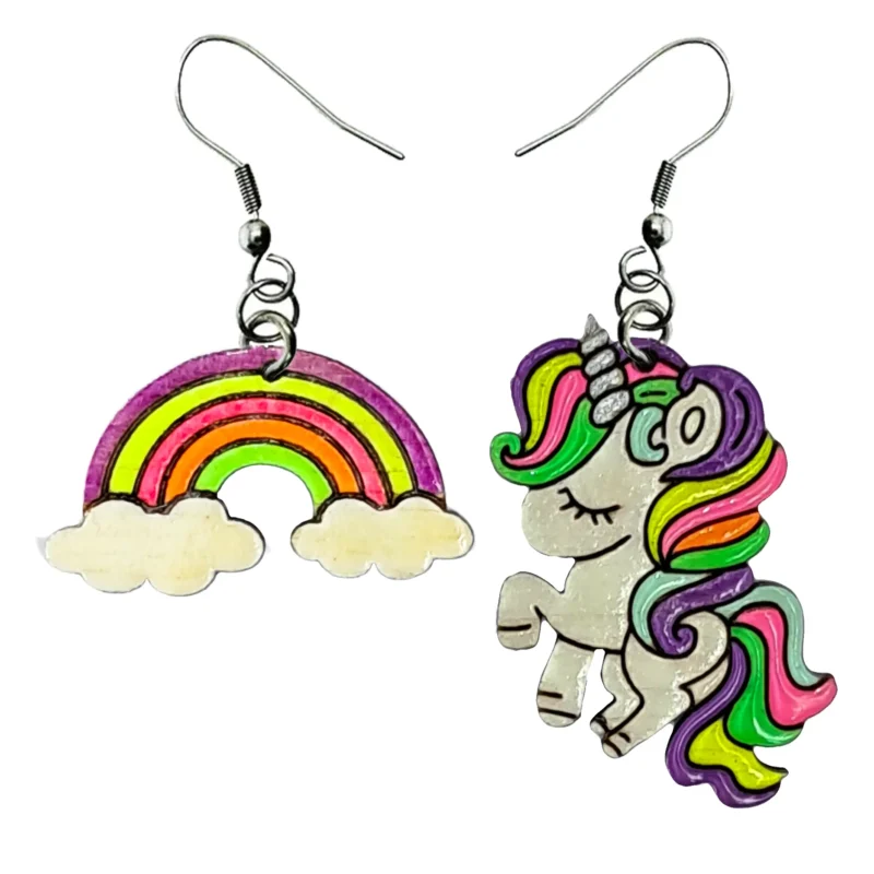 گوشواره فانتزی طرح اسب تک شاخ کد b11190: یک گوشواره بلک لایت چوبی و دست ساز هنری با رنگبندی زیبا و شیک با طرح اسب تک شاخ و رنگین کمان