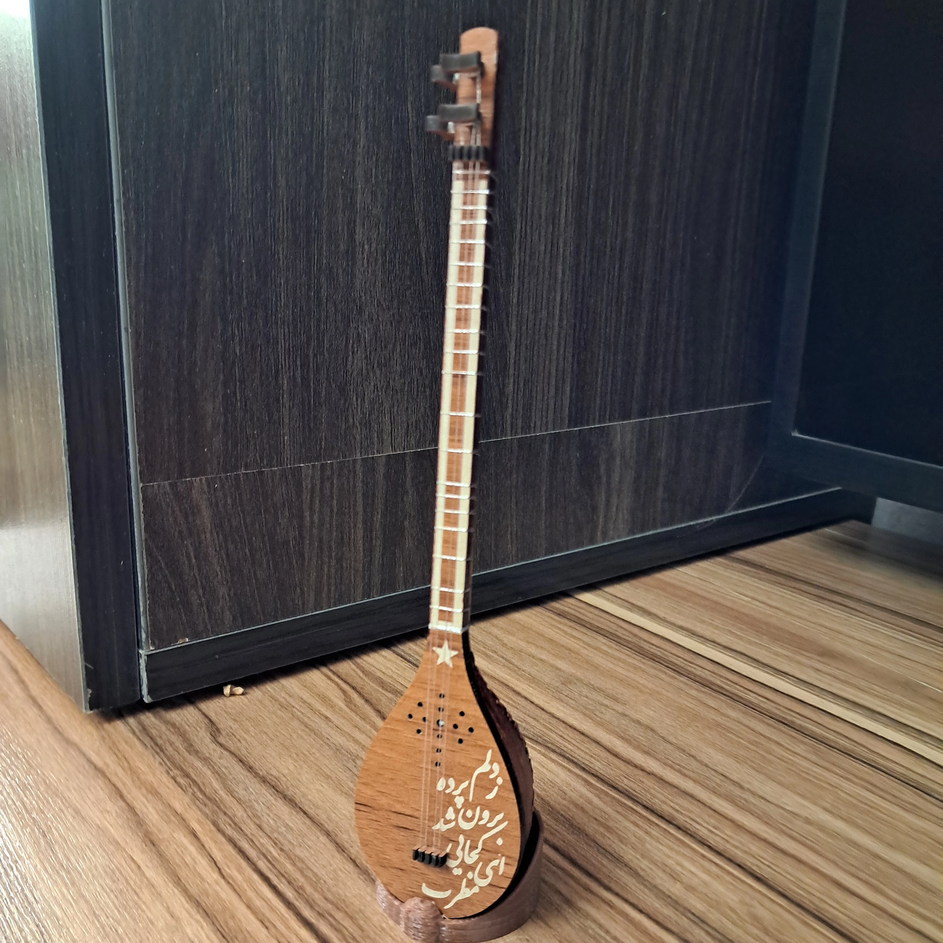 سه تار دکوری روی میز تلوزیون