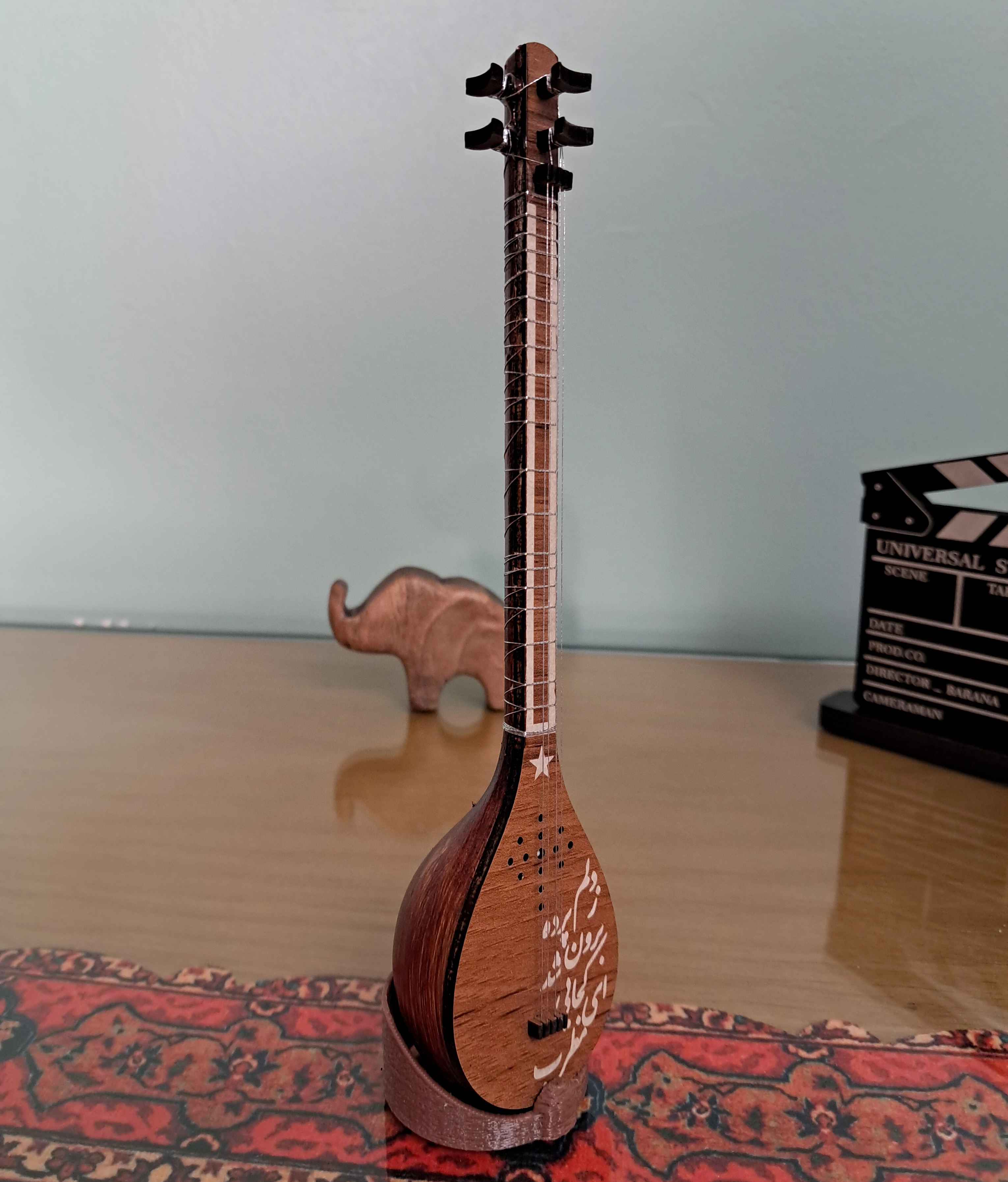 دکوری سه تار مینیاتوری و کوچک - تزئین شده روی میز با زاویه 45 درجه