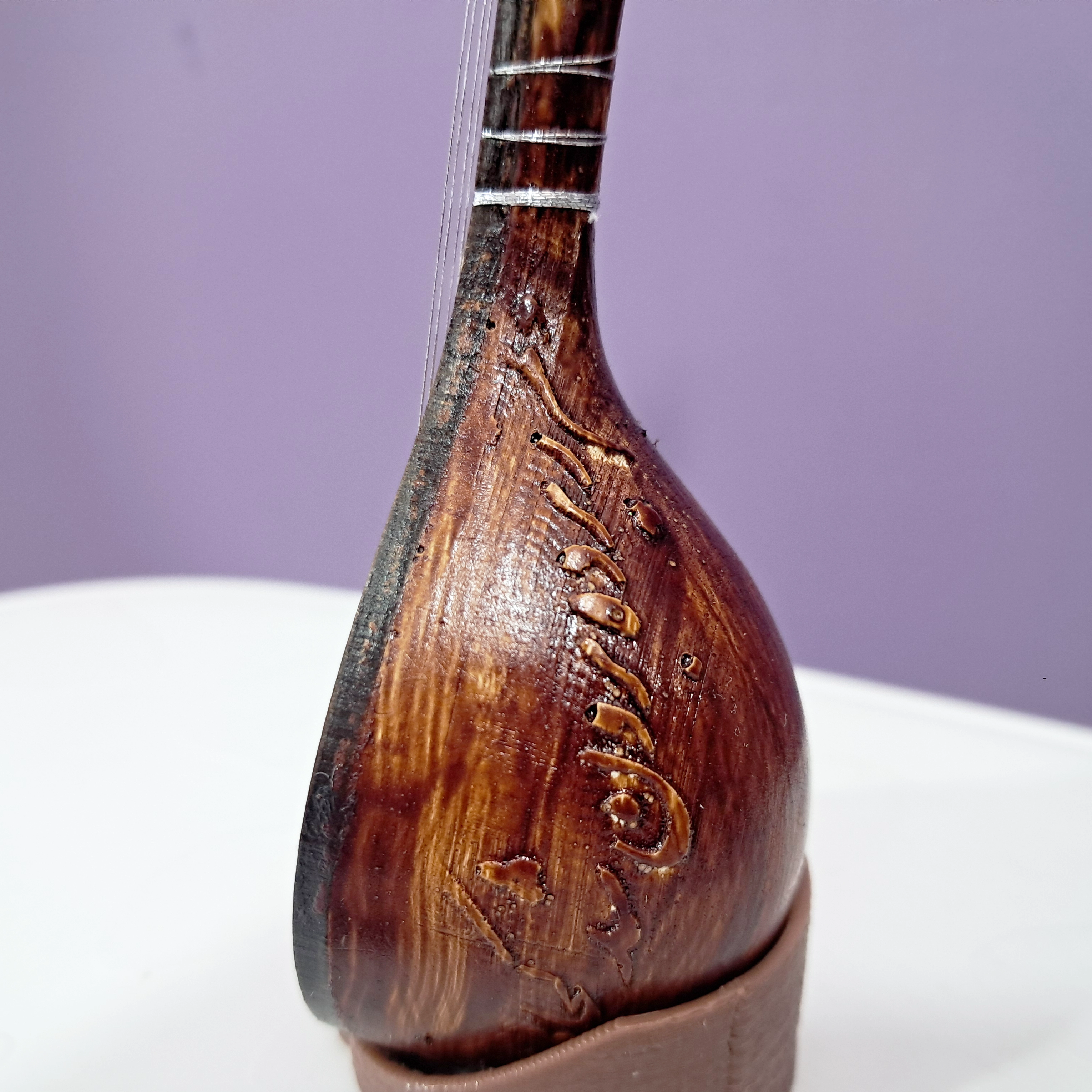 دکوری سه تار سه بعدی - نمای نزدیک از زاویه سمت چپ کاسه