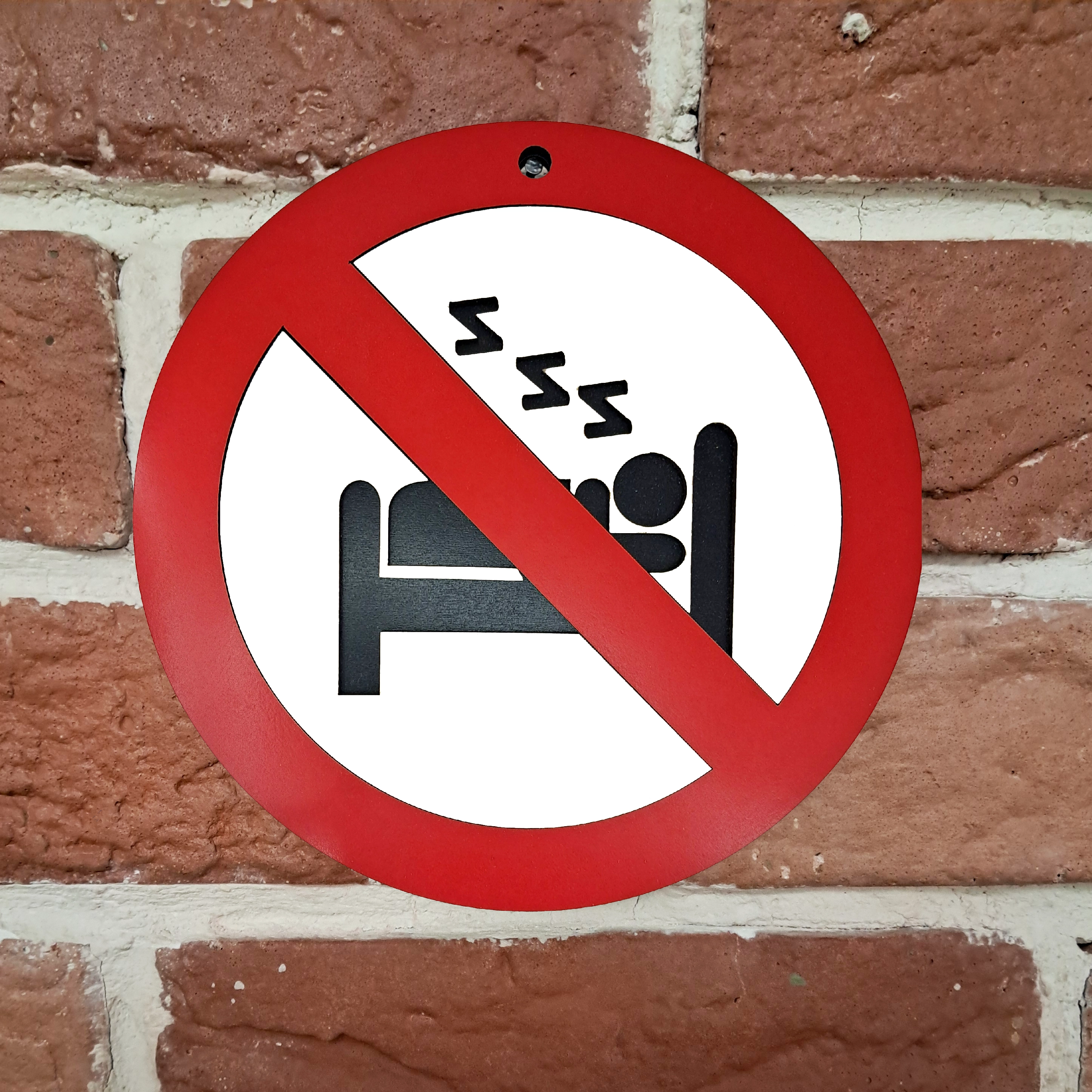 تابلو اخطاری خوابیدن ممنوع نصب شده روی دیوار