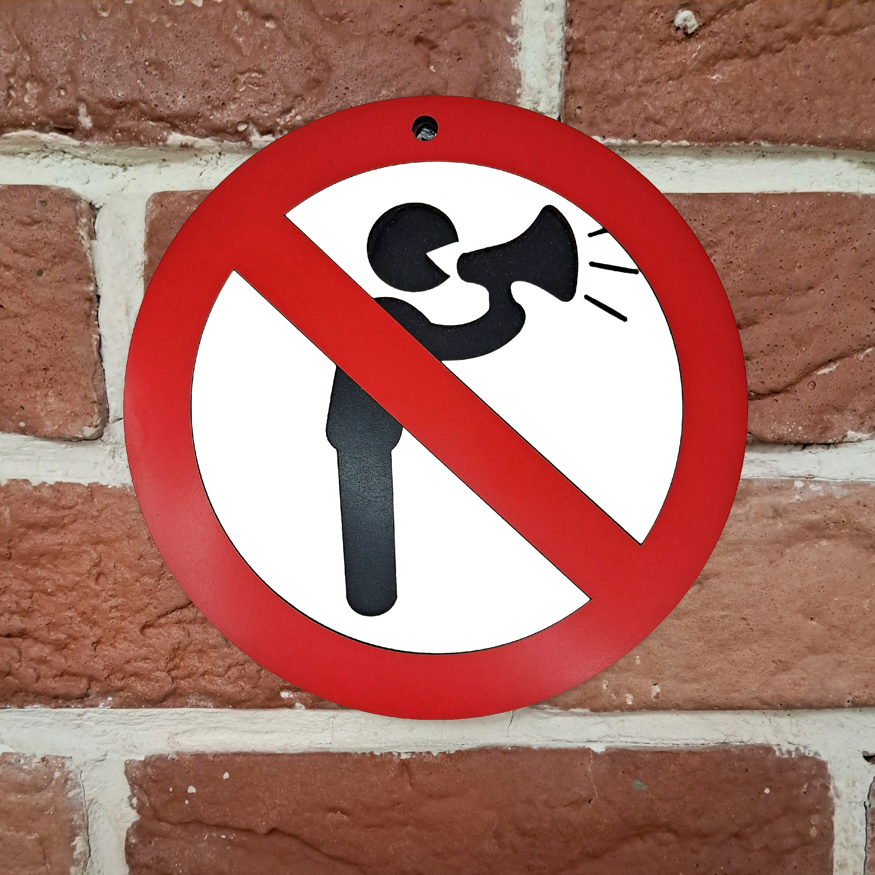 تابلو چوبی و گرد اخطاری داد زدن ممنوع نصب شده روی دیوار