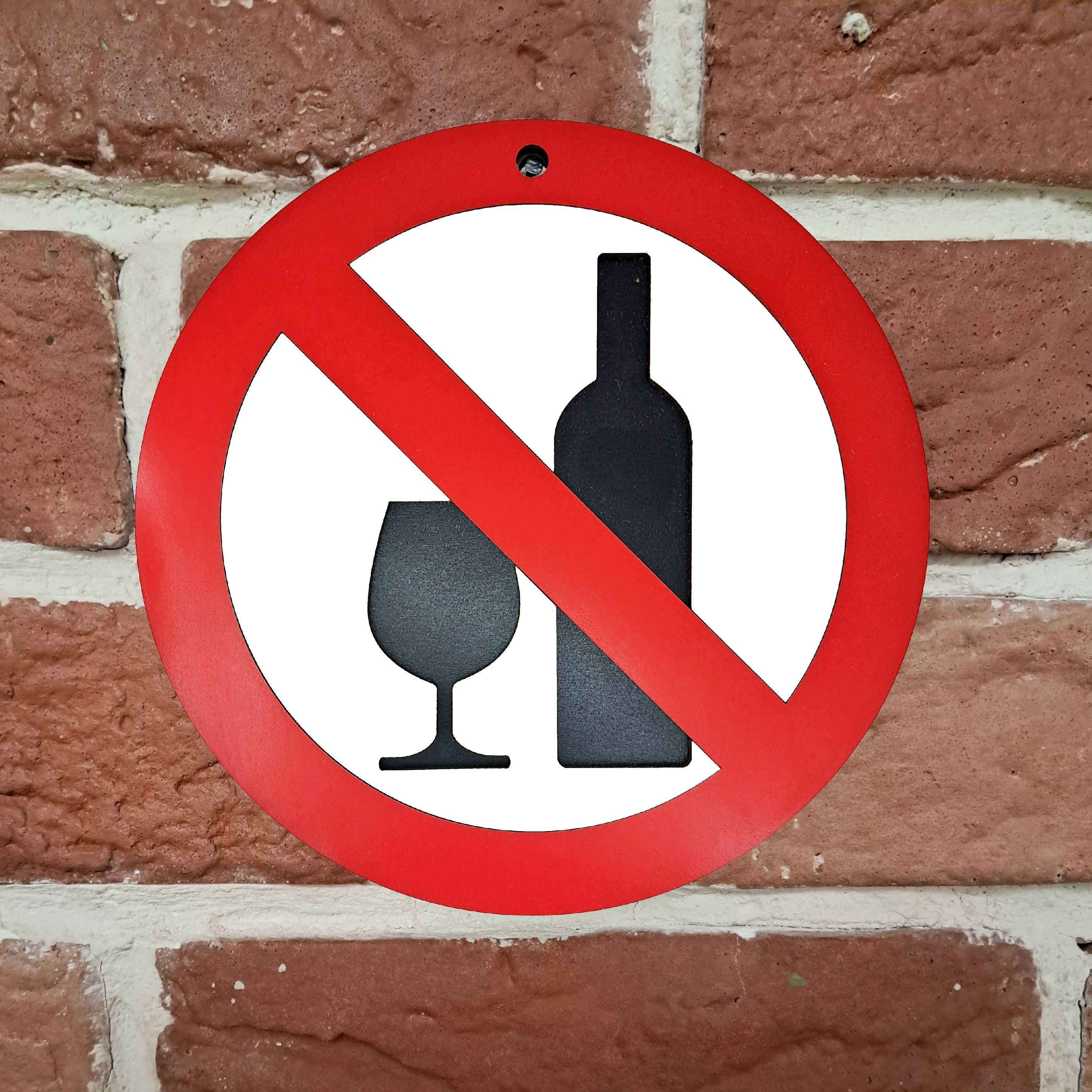 تابلو علامت مشروب ممنوع نصب شده روی دیوار