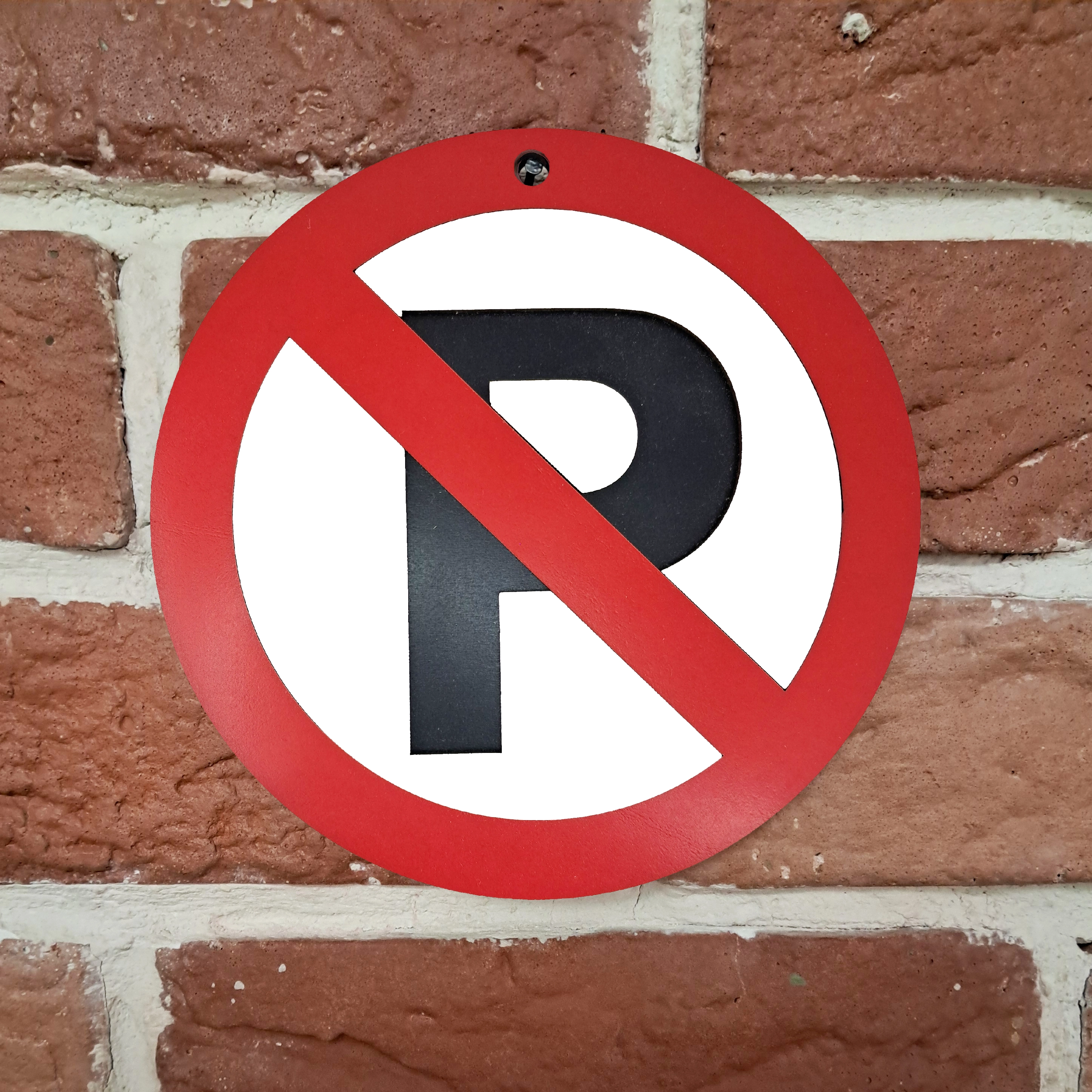 تابلو چوبی و گرد پارک ممنوع - تابلو اخطاری پارک نکنید نصب شده روی دیوار