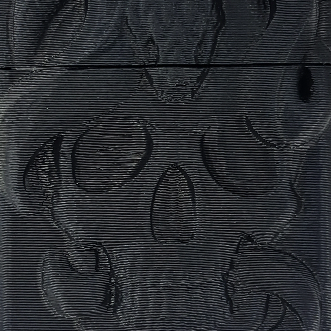 جعبه سیگار طرح اسکلت و مار مشکی از نمای نزدیک