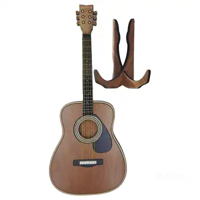 ماکت دکوری طرح گیتار آکوستیک کد m1206، یک ماکت دکوری و رومیزی هنری و مینیاتوری شیک و زیبا برای تزئین خانه و کافه مناسب دوستداران ساز و موسیقی گیتار آکوستیک