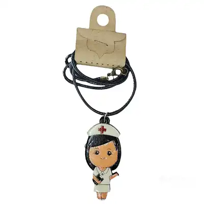 گردنبند چوبی دخترانه طرح پرستار کد b3270