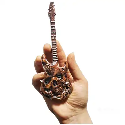 ماکت دکوری گیتار برقی مدل اسکلتی طرح چوب کد p1131: یک ماکت و دکوری شیک و خفن طرح چوب برای منزل که طرح آن برگرفته از ساز و موسیقی گیتار برقی یا گیتار الکتریک و اسکلت جمجه انسان بوده که بصورت مینیاتوری ساخته شده و دارای جزئیات زیادی است که در این فروشگاه میتوانید با قیمت مناسب بصورت تک و عمده خرید نمایید. مناسب جهت استفاده به عنوان رومیزی، دکوری، تزئین خانه، داشبورد و ... مناسب برای دوستدارن گیتار الکتریک مناسب برای علاقه مندان به موسیقی سبک راک، متال، هوی متال و متالهد ها هدیه مناسب برای دوستداران سبک های خاص دارک، گنگ و اسکلتی امکان ست کردن با انواع لوازم و وسایل اسکلتی امکان ست کردن با انواع لوازم و وسایل طرح ساز و موسیقی