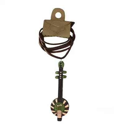 گردنبند چوبی طرح کمانچه کد b3210 سبز: یک آویز و گردنی چوبی و هنری برگرفته از ساز و موسیقی سنتی کمانچه و هدیه دخترانه و پسرانه مناسب دوستداران این ساز