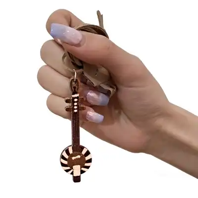 گردنبند چوبی طرح کمانچه کد b3210 قهوه ای: یک آویز و گردنی چوبی و هنری برگرفته از ساز و موسیقی سنتی کمانچه و هدیه دخترانه و پسرانه مناسب دوستداران این ساز