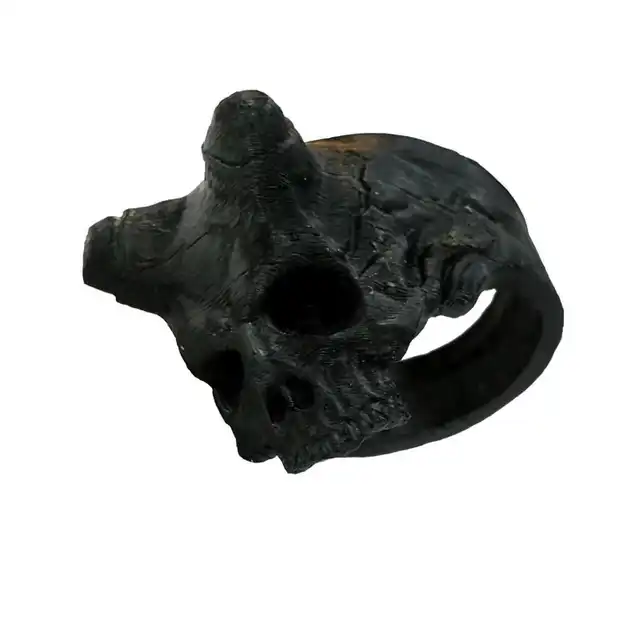 بررسی انگشتر طرح اسکلت کد d883: دارای ضمانت کیفیت | رنگ ثابت | ارسال فوری | تک و عمده | مشکی طرح انگشتر کد d883،برگرفته از اسکلت جمجه انسان دارای ترک های زیبا و ظریف بر روی جمجه یک اکسسوری طرح اسکلت شاخدار و خفن مناسب استایل های گنگ، دارک، خاص و رپری یک انگشتر بدل طرح اسکلت و ارزان قیمت مناسب دوستداران موسیقی راک و متال امکان ست کردن با انواع اکسسوری گنگ و خفن امکان خرید با قیمت مناسب بصورت تک و عمده