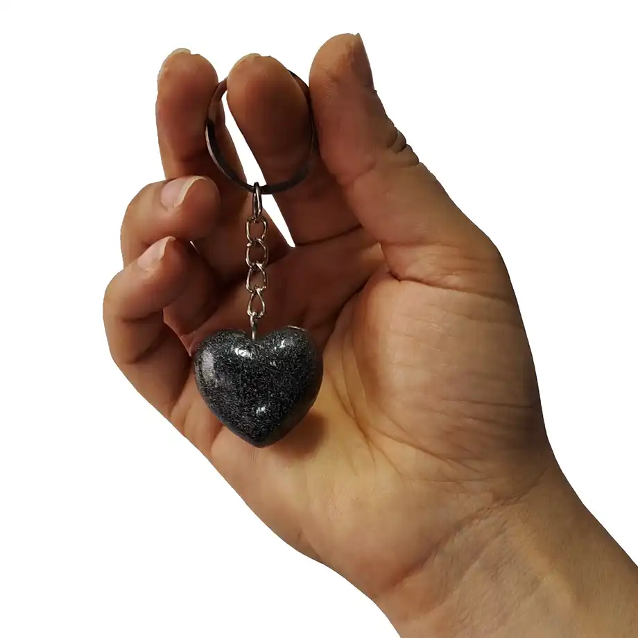 جاکلیدی طرح قلب مدل اکلیلی کد r4141 مشکی، یک اکسسوری رزینی و اکلیلی دخترانه، فانتزی و کیوت مدل قلبی و با کیفیت که طرح آن برگرفته از قلب می باشد، این جاسوئیچی کیوت دخترانه را میتوانید با قیمت مناسب بصورت تک و عمده در این فروشگاه خرید نمایید.