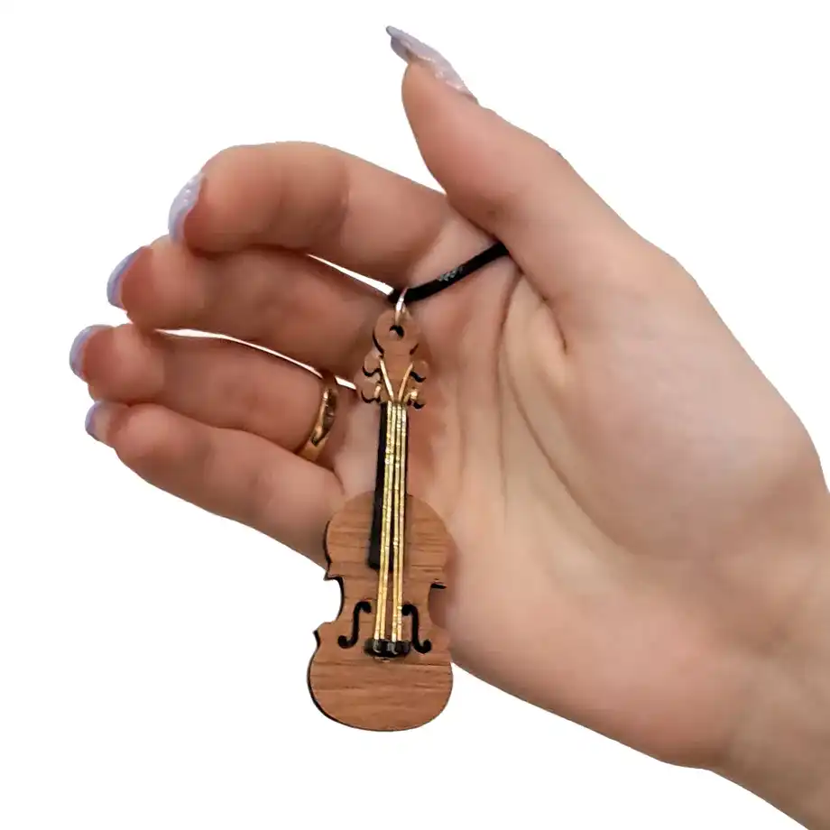 گردنبند چوبی طرح ویولن کد b3175، این گردنی و آویز چوبی بوده و حداکثر جزئیات را دارد و مناسب هدیه و کادو تولد برای دوستداران ساز و موسیقی ویولن